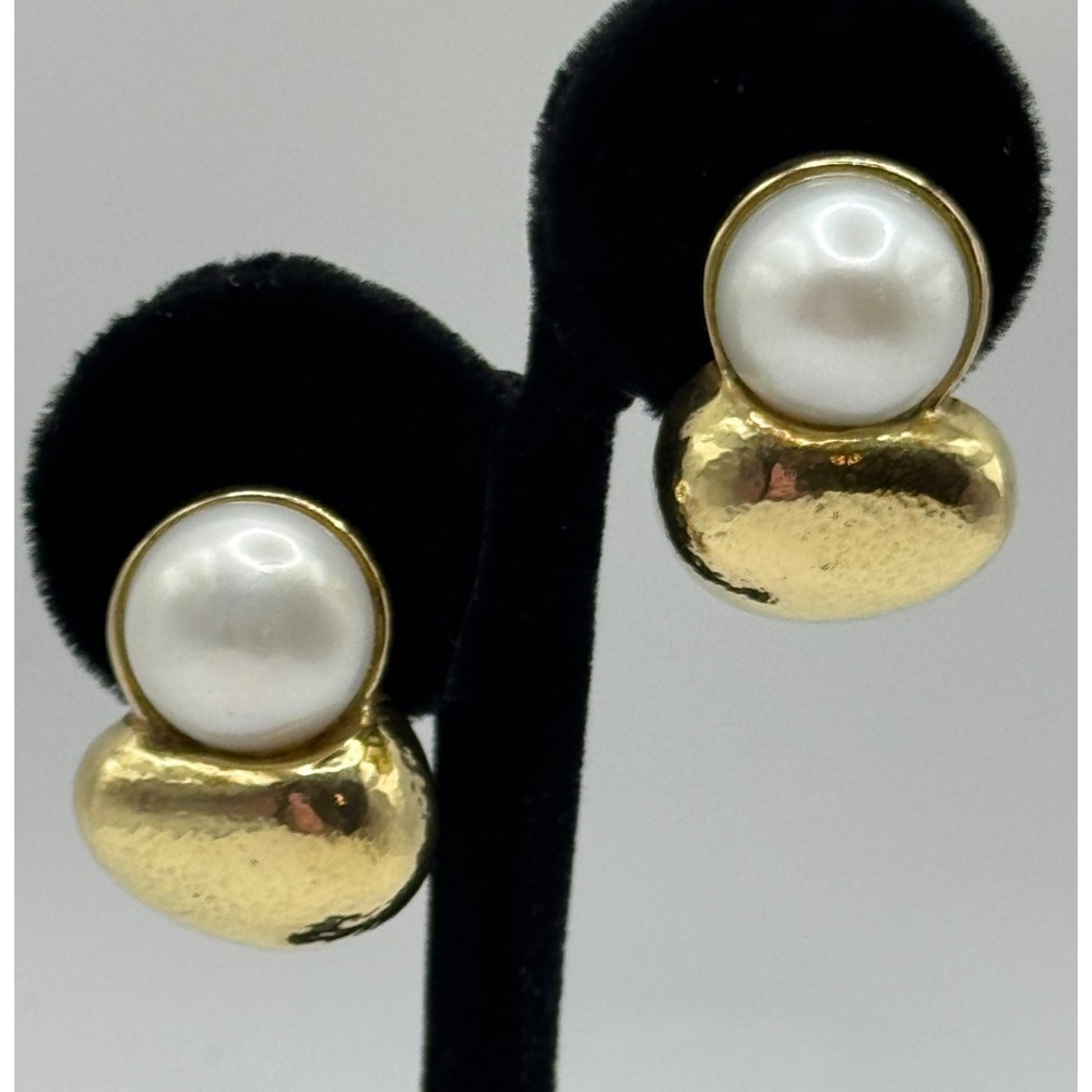 Steve Vaubel Signed Pearl Bottom Pod Gold Tone Clip On Earrings